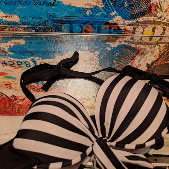 Bikini - Picture 2 of 3